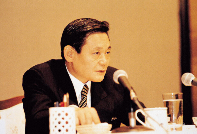 고(故) 이건희 삼성그룹 회장이 1993년 6월 7일 독일 프랑크푸르트에서 “마누라와 자식 빼고는 다 바꾸라”고 천명한 ‘신경영 선언’ 당시 모습.  [동아DB]