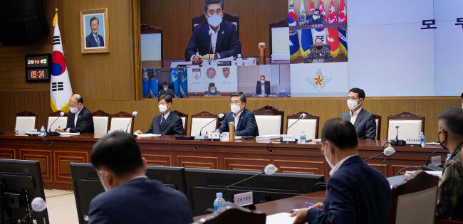 서욱 국방부 장관이 9월 28일 서울 용산구 국방부 대회의실에서 ‘2020년 3/4분기 국방개혁2.0 및 스마트 국방혁신 추진점검회의’를 주재하고 있다.  [국방부 제공]