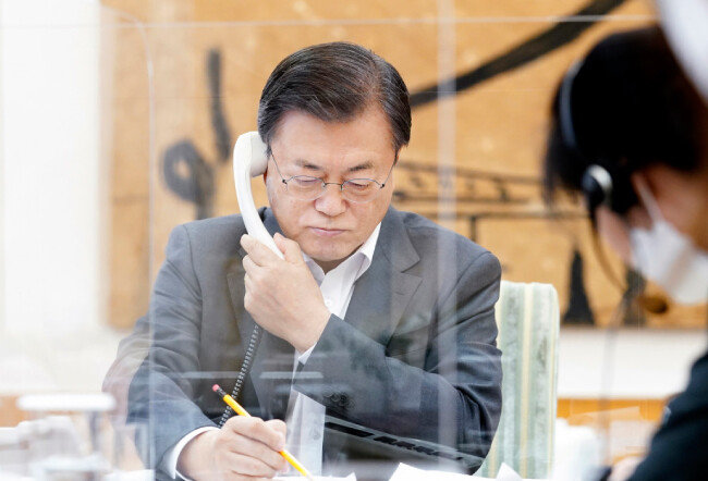 문재인 대통령이 11월 12일 조 바이든 미국 대통령 당선인과 통화하고 있다. [청와대 제공]