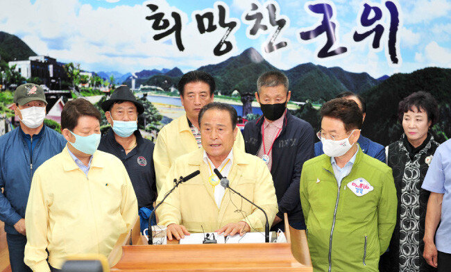 7월 30일 경북 군위군에서 권영진 대구시장과 김영만 군위군수, 이철우 경북도지사(왼쪽부터)가 공동 후보지인 군위 소보면·의성 비안면을 대구·경북 통합신공항 유치지역으로 신청하겠다고 발표하고 있다.