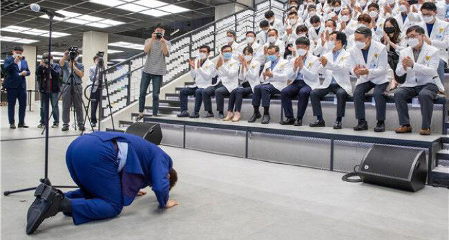 권영진 대구시장이 7월 25일 코로나19 자원봉사에 참여한 의료진에게 감사의 뜻으로 큰절을 하고 있다. [대구시 제공]
