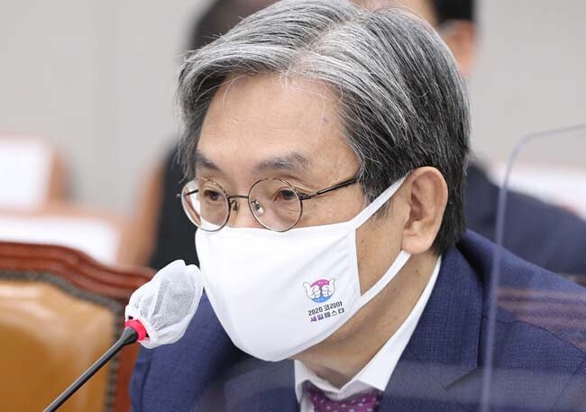 노영민 대통령비서실장이 11월 4일 국회 운영위원회 대통령비서실·국가안보실·대통령경호처에 대한 국정감사에 참석했다. 이날 그는 “8·15 광화문 집회 때문에 이것을 클러스터로 해서 발생한 확진자가 600명이 넘는다. 사람까지 7명 이상 죽었다. 도둑놈이 아니라 살인자다, 살인자. 이 집회 주동자들은!”이라고 말했다. [김동주 동아일보 기자]