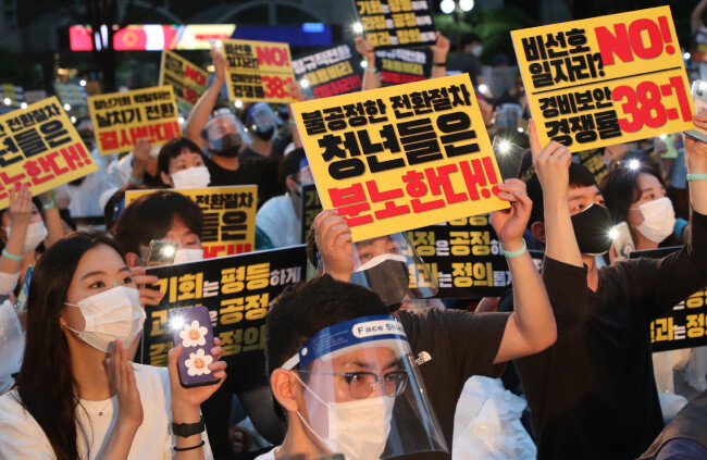 8월 1일 인천국제공항공사 노조원들이 서울 종로구 서린동 광동교 인근에서 비정규직의 정규직 전환 반대 집회를 열고 있다. [동아DB]
 