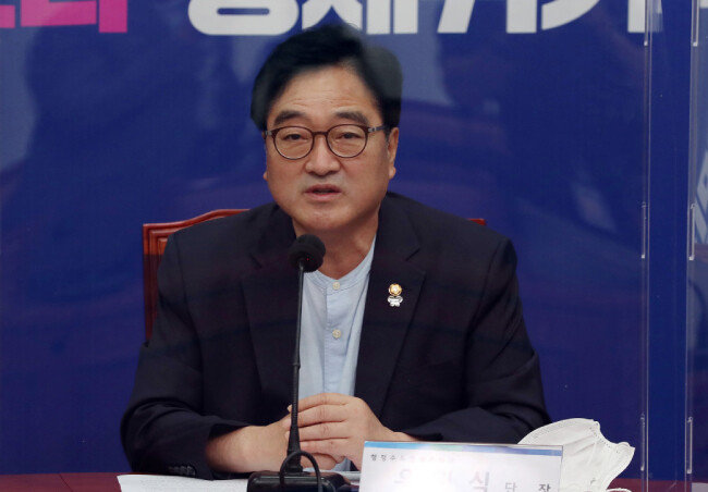 민주유공자 예우법을 대표 발의한 우원식 더불어민주당 의원이 8월 24일 서울 여의도 국회에서 열린 국가균형발전 TF 정례회의에서 발언하고 있다. [동아DB]