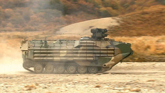 해병대 상륙돌격장갑차 탑재 복합화기용 원격사격통제체계.
