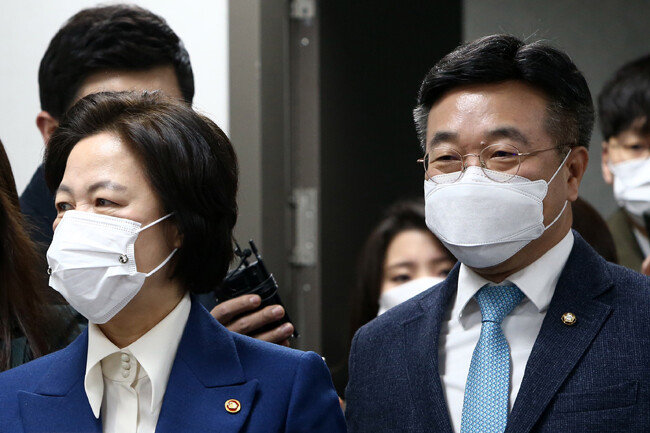 추미애 법무부 장관(왼쪽)과 윤호중 국회 법사위원원장이 11월 26일 국회에서 열린 친인권적 보안처분제도 및 의무이행소송 도입 당정협의에 참석하고 있다. [김재명 동아일보 기자]