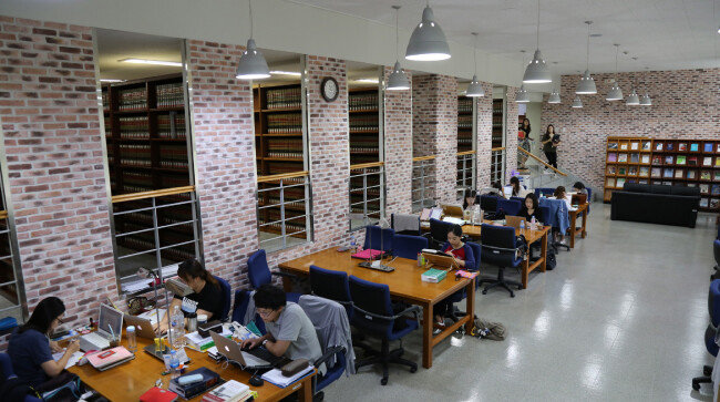 영미법 교과서와 미국연방판례집 등이 비치돼 있는 한동대 국제법률도서관에서 학생들이 공부하고 있다. [한동대 제공]