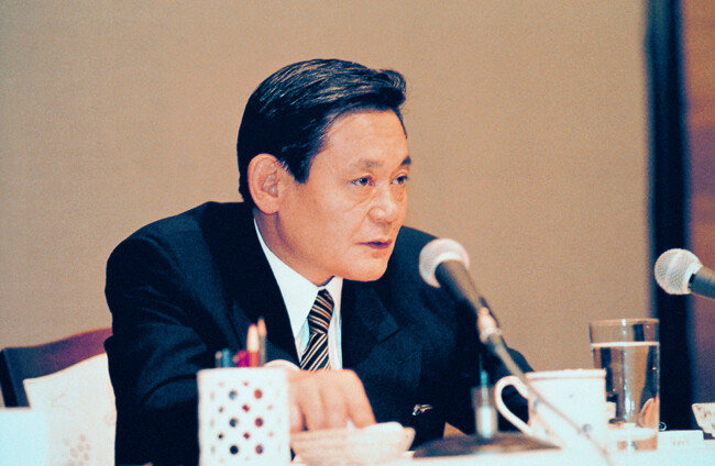 고(故) 이건희 삼성그룹 회장이 1993년 6월 7일 독일 프랑크푸르트에서 “마누라와 자식 빼고는 다 바꾸라”고 천명한 ‘신경영 선언’ 당시 모습. [동아DB]