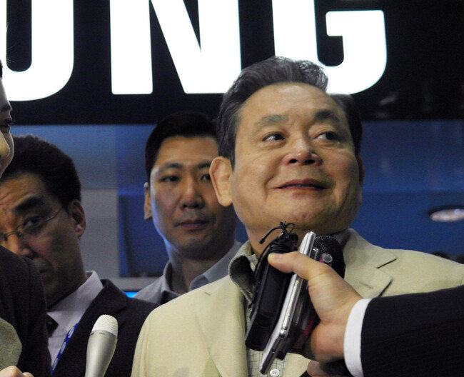 2012년 1월 미국 라스베이거스에서 열린 세계 최대 가전전시회 ‘CES 2012’를 찾은 이건희 회장. [삼성전자 제공]