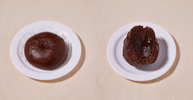 초콜릿색 빵과 달콤한 스프레드가 찰떡궁합인 허쉬초코 호빵. [홍중식 기자]