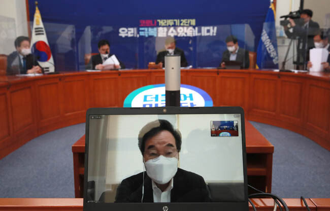 이낙연 더불어민주당 대표가 11월 25일 국회에서 열린 당 최고위원회의에서 화상으로 발언하고 있다. 이날 이 대표는 “당에서 윤석열 국정조사를 검토해 달라”며 ‘국조 카드’를 꺼내들었다. [사진공동취재단]