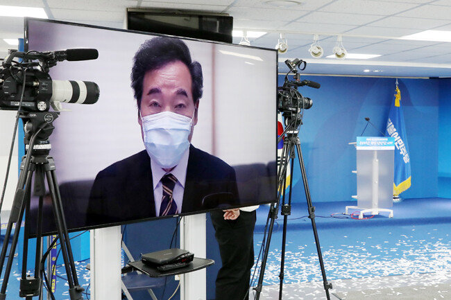 8월 29일 서울 영등포구 더불어민주당 중앙당사에서 열린 전당대회에서 녹화 영상을 통해 정견발표를 하고 있는 이낙연 당시 민주당 대표 후보. [더불어민주당 제공]