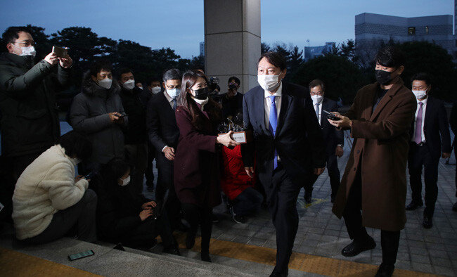 윤석열 검찰총장(가운데)이 12월 1일 서울행정법원의 ‘직무 복귀’ 결정이 나온 지 40여 분 만인 오후 5시 10분경 서울 서초구 대검찰청 1층 현관으로 출근했다. 그는 기자들에게 “헌법 정신과 법치주의를 지키기 위해 최선을 다하겠다”고 말했다. [양회성 동아일보 기자]