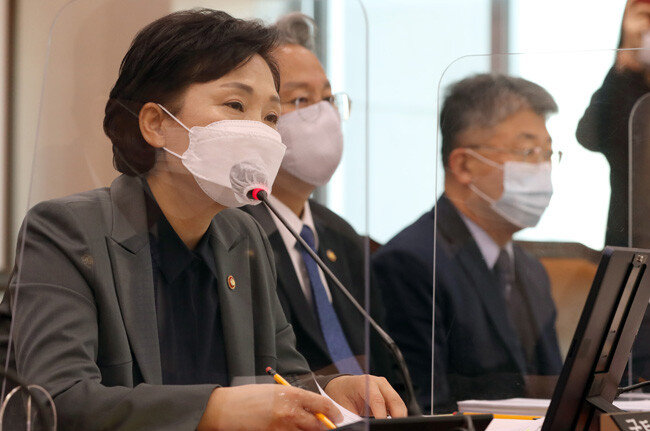 11월 30일 서울 영등포구 여의도 국회에서 열린 국토교통위원회 전체회의에서 김현미 국토교통부 장관이 의원들의 질의에 답변하고 있다. 김 장관은 이날 “아파트가 빵이라면 제가 밤을 새워서라도 만들겠다”고 말했다. [장승윤 동아일보 기자]
