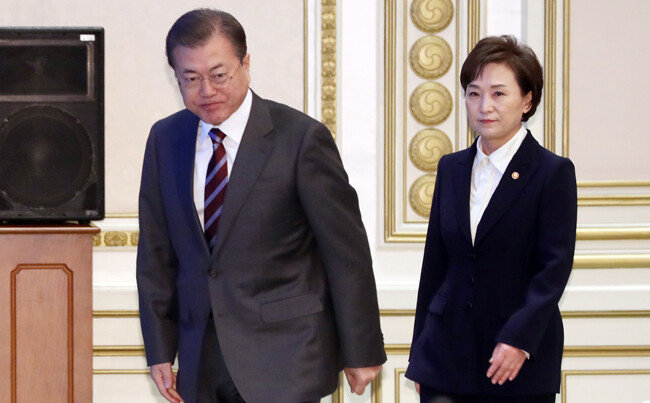  문재인 대통령이 2월 27일 김현미 국토교통부 장관으로부터 업무보고를 받기 위해 청와대 영빈관으로 입장하고 있다. [박영대 동아일보 기자] 