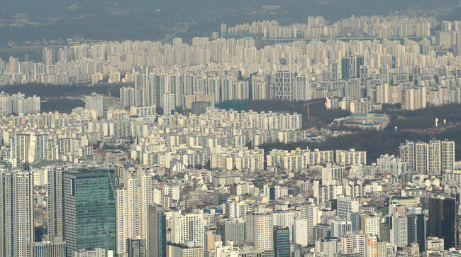  12월 2일 서울 송파구 롯데월드타워 서울스카이에서 내려다본 서울의 아파트 단지. [뉴스1]
