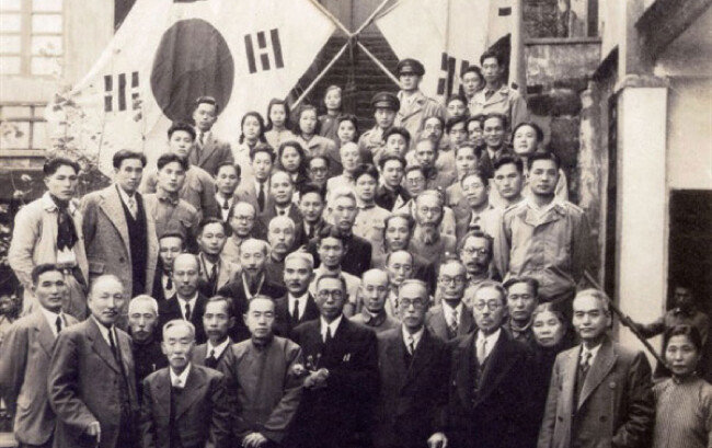1945년 11월 3일 임시정부 요인 환국 기념사진. 맨 앞줄 중앙의 백범 김구 왼쪽이 김규식이다. [국사편찬위원회 제공]