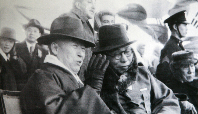 김구 대한민국임시정부 주석(앞줄 왼쪽에서 두 번째)이 1945년 12월 19월 서울운동장에서 열린 ‘대한민국임시정부 개선전국환영대회’에 참석해 이승만 독립촉성중앙협의회 회장(앞줄 왼쪽)의 이야기를 듣고 있다. [미디어한국학 제공]