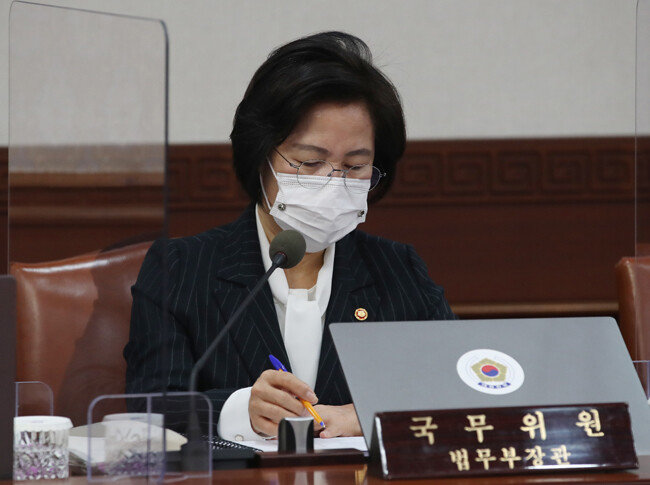 추미애 법무부 장관이 12월 8일 서울 종로구 정부서울청사에서 열린 국무회의에 참석하고 있다. [뉴스1]
