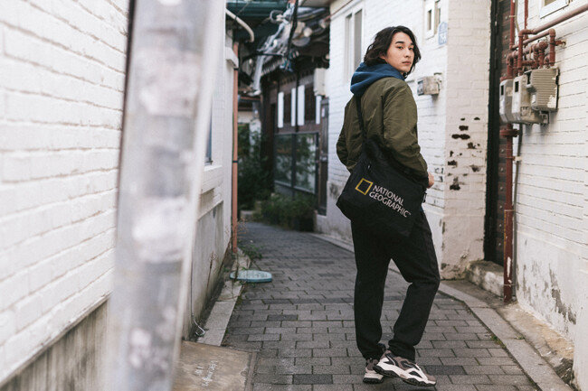 내셔널지오그래픽 로고가 크게 박힌 가방. 