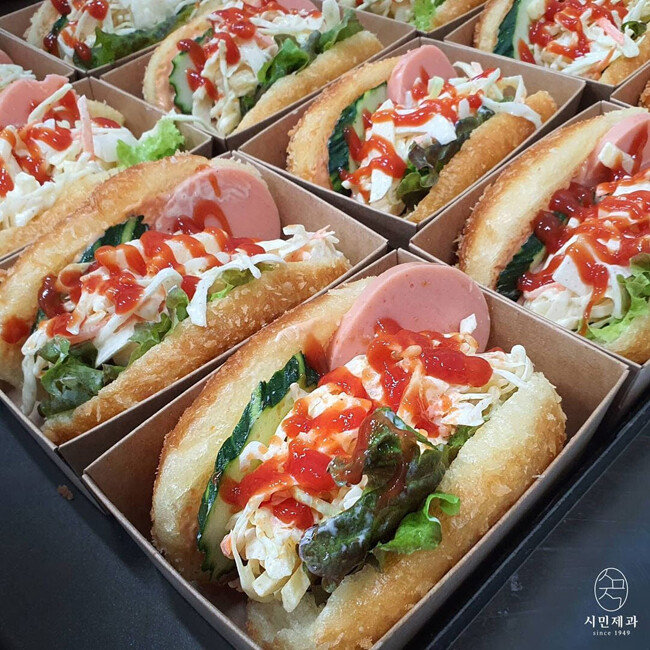 경북 포항 시민제과의 사라다빵. 튀긴 빵 사이에 케첩으로 맛을 낸 ‘사라다’가 듬뿍 들어 있다. [시민제과 공식 인스타그램]