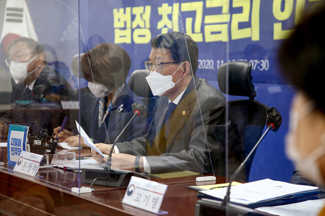 은성수 금융위원장이 11월 16일 서울 여의도 국회에서 열린 
법정 최고금리 인하방안 당정협의에서 발언하고 있다. [김재명 동아일보 기자]