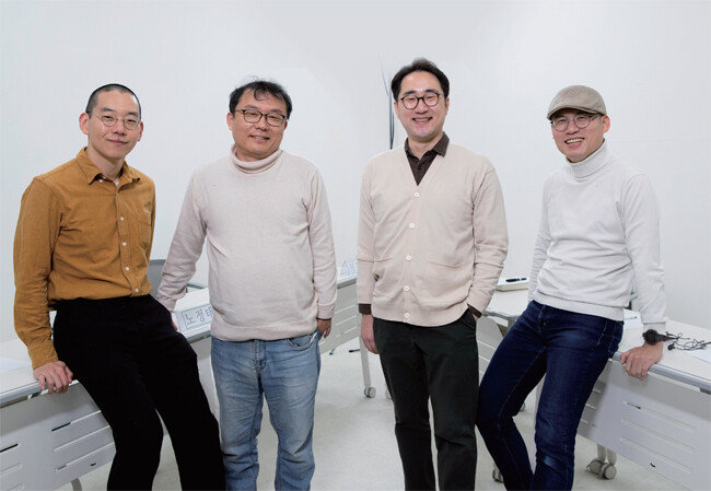 ‘한때 좌파’ 네 사람이 2020년 12월 7일 동아일보 충정로 사옥에 모였다. 왼쪽부터 노정태 철학에세이스트, 민경우 민경우수학교육연구소장, 나연준 제3의길 편집위원, 봉달호 편의점주. [지호영 기자]