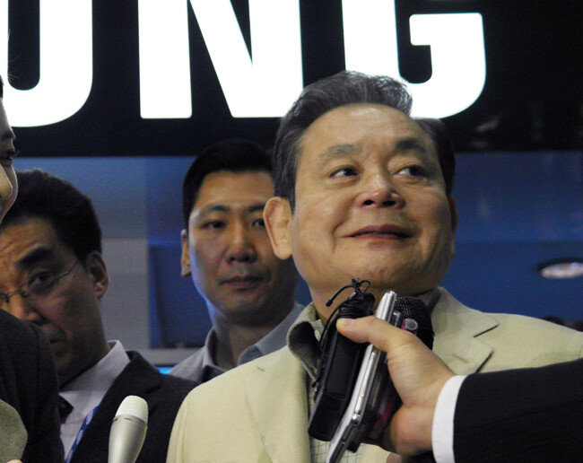 2012년 1월 미국 라스베이거스에서 열린 세계 최대 가전전시회 ‘CES 2012’를 찾은 고(故) 이건희 삼성그룹 회장.