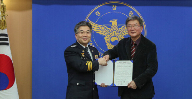 2020년 2월 25일 민갑룡 경찰청장과 홍세화(오른쪽) 장발장은행장이 서울 미근동 경찰청사에서 협약서에 서명하고 있다. [경찰청 제공]