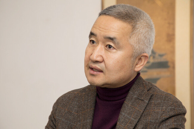 국회에서 ‘5·18 역사왜곡처벌 특별법’이 통과된 뒤 소셜네트워크서비스(SNS)에 ‘나는 5·18을 왜곡한다’는 제목의 시를 발표한 최진석 서강대 명예교수. [조영철 기자]