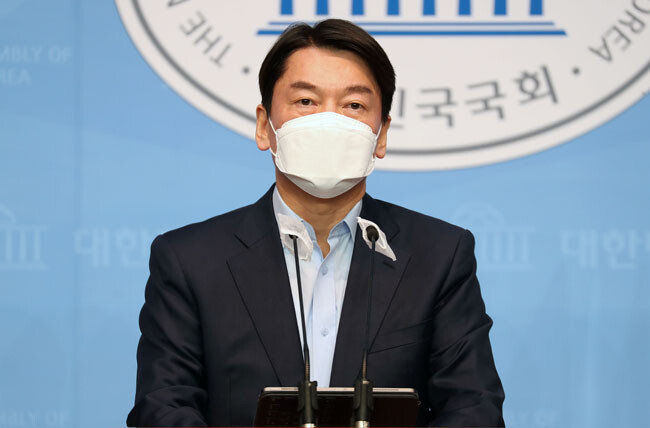 안철수 국민의당 대표가 20일 오전 서울 여의도 국회 소통관에서 서울시장 보궐선거 출마선언을 하고 있다.