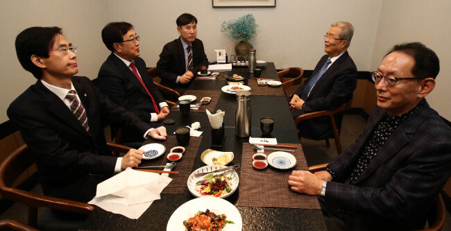 2020년 11월 2일 김종인 국민의힘 비상대책위원장과 부산지역 중진 의원들이 서울 여의도의 한 식당에서 오찬 회동을 하고 있다. 왼쪽부터 시계방향으로 조경태·서병수·하태경 의원, 김 위원장, 김도읍 의원. [김동주 동아일보 기자]
