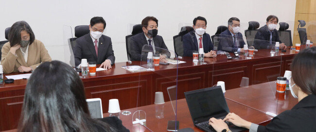 2020년 11월 12일 김상훈(오른쪽에서 세 번째) 국민의힘 서울·부산시장 재보궐선거 경선준비위원장이 서울 여의도 국회 의원회관에서 열린 경선준비위 회의에서 인사말을 하고 있다. [장승윤 동아일보 기자]