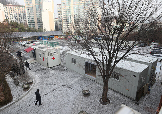 18일 오전 서울 은평구 서북병원에 이동형 음압 병실이 설치돼 있다. 최근 코로나19 유행으로 환자 치료 공간이 부족해지자 방역당국은 이동형 병상 마련에 속도를 내고 있다. [뉴스1]