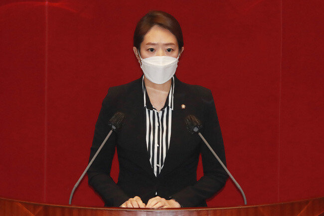 고민정 더불어민주당 의원이 12월 1일 서울 여의도 국회에서 열린 본회의에서 법률안 제안 설명을 하고 있다. [김동주 동아일보 기자]