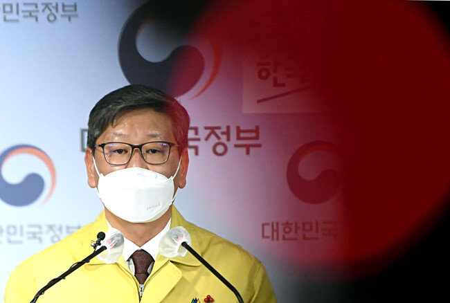 지난해 12월 31일 이용구 법무부 차관이 서울 종로구 정부서울청사에서 ‘교정시설 코로나19 집단감염 현황 및 대책 브리핑’을 열고 “서울동부구치소 코로나19 확진자 집단감염 발생과 관련해 국민 여러분께 심려를 끼쳐드려 진심으로 송구하다는 말씀을 드린다”고 밝혔다. [뉴스1]