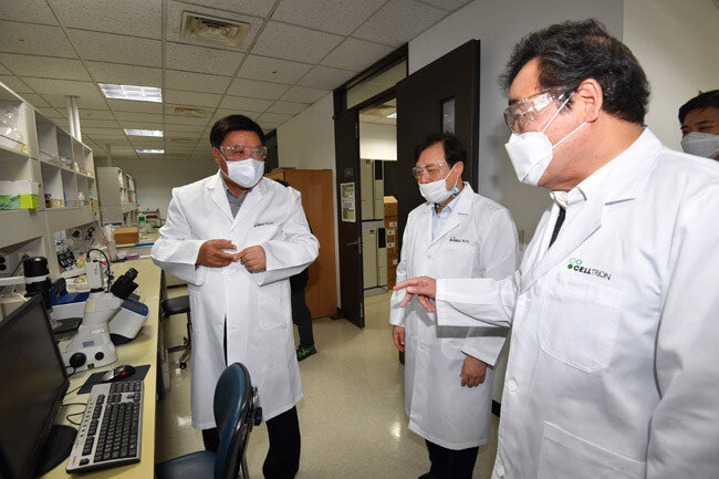 이낙연 더불어민주당 대표(오른쪽)가 지난해 10월 18일 인천 연수구 셀트리온 2공장을 방문해 서정진 셀트리온 회장(왼쪽)으로부터 코로나19 항체치료제 개발 현황에 대한 설명을 듣고 있다. [뉴스1]