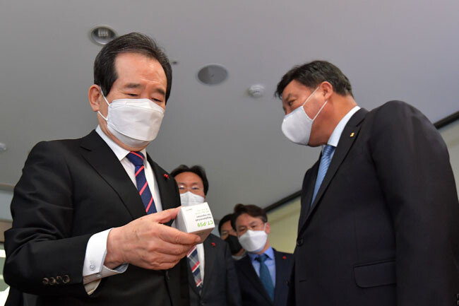  정세균 국무총리(왼쪽)가 지난해 12월 22일 인천 연수구 셀트리온 2공장을 방문해 코로나19 항체치료제를 살펴보고 있다.  [뉴스1]