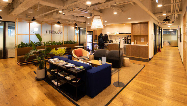 2019년 7월 서울시는 MZ세대가 선호하는 공유 오피스 위워크(WeWork) 여의도역점에 서울핀테크랩을 개관했다. 사진은 공용 라운지 전경. [조영철 기자]
