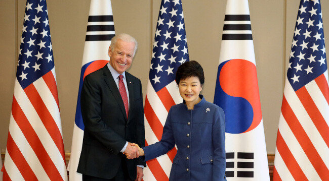 2013년 12월 6일 박근혜 당시 대통령이 청와대를 방문한 조 바이든 당시 미국 부통령을 접견하며 악수하고 있다. [뉴시스]