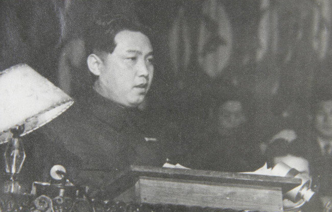 1950년 7월, 최고인민회의 제2차 회의 총결 연설 중인 김일성. [뉴시스]
