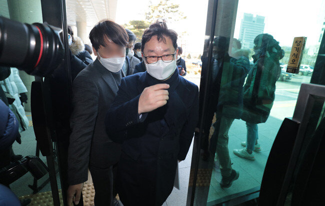 박범계 법무부 장관 후보자가 1월 5일 서울 서초구 서울고등검찰청사에 마련된 인사청문회 준비 사무실로 출근하고 있다.  [뉴스1]