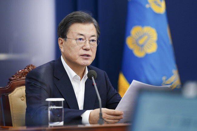 문재인 대통령이 지난해 12월 28일 청와대 여민관에서 열린 수석·보좌관회의에서 발언하고 있다. 이날 문 대통령은 “정부는 여러 달 전부터 범정부 지원체계를 가동하며 전문가들 의견을 들어 백신 확보에 만전을 기했다”고 밝혔다. [뉴스1]
