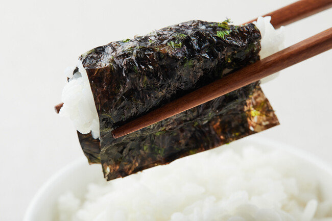 김에 싼 밥을 입에 쏙 넣고 오물오물 씹으면 짜고 달고 고소하고 구수하고 쫀득한 맛이 난다. [Gettyimage]
