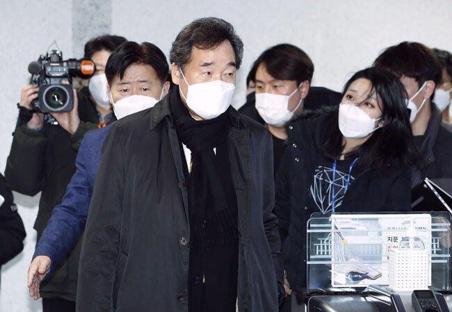 이낙연 더불어민주당 대표(가운데)가 1월 3일 비공개 최고위원회 간담회를 마친 뒤 국회 의원회관을 나서고 있다. 그는 이날도 전직 대통령 사면과 관련해 “진영 정치를 뛰어넘어서 국민통합을 이루는 정치로 발전해가야 한다”고 밝혔다. [김재명 동아일보 기자]