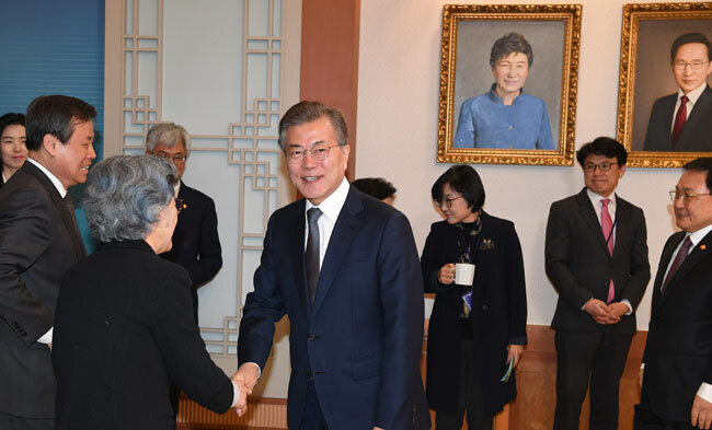 문재인 대통령이 2018년 3월 20일 청와대에서 열린 국무회의에 앞서 국무위원들과 인사하고 있다. 문 대통령 뒤로 이명박 전 대통령과 박근혜 전 대통령의 초상화가 보인다. [청와대 사진기자단]