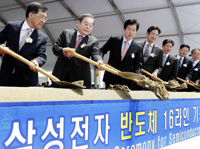  2010년 5월 17일 삼성나노시티 화성캠퍼스에서 열린 ‘반도체 16라인 기공식’에 참석한 이건희 회장. 이날 삼성전자는 26조 원 규모를 투자해 성장동력을 강화하겠다는 전략을 발표했다. 
[삼성전자 제공]