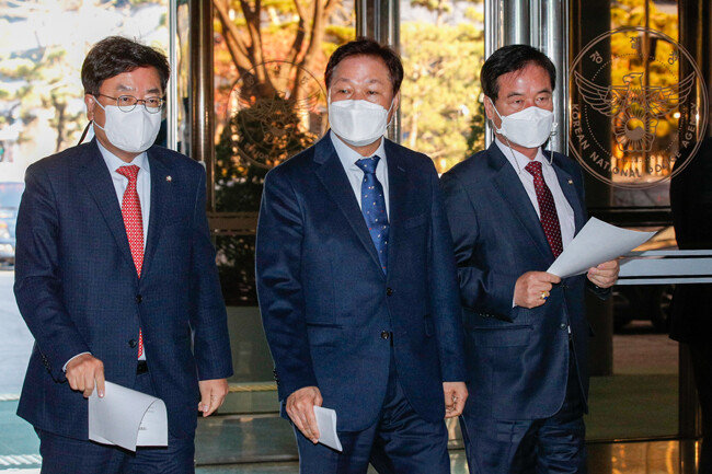 지난해 12월 21일 오후 서울 서대문구 경찰청을 방문한 박완수 국회 행정안전위원회 국민의힘 간사(가운데)와 서범수(왼쪽), 최춘식 의원. 이들은 이날 이용구 법무부 차관의 택시기사 폭행 의혹 사건 내사종결과 관련해 경찰청장에게 항의했다. [뉴스1]