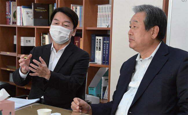안철수 국민의당 대표가 지난해 11월 12일 서울 마포구 ‘더 좋은 세상으로(마포포럼)’에서 ‘어떻게 집권할 것인가’를 주제로 강연했다. 이날 강연에 앞서 안 대표가 김무성 국민의힘 상임고문과 대화하고 있다. [국회사진기자단]
