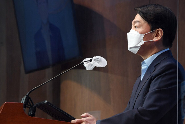 지난해 12월 20일 국회 소통관에서 서울시장 보궐선거 출마 선언을 하는 안철수 국민의당 대표. [국회 사진공동취재단]
